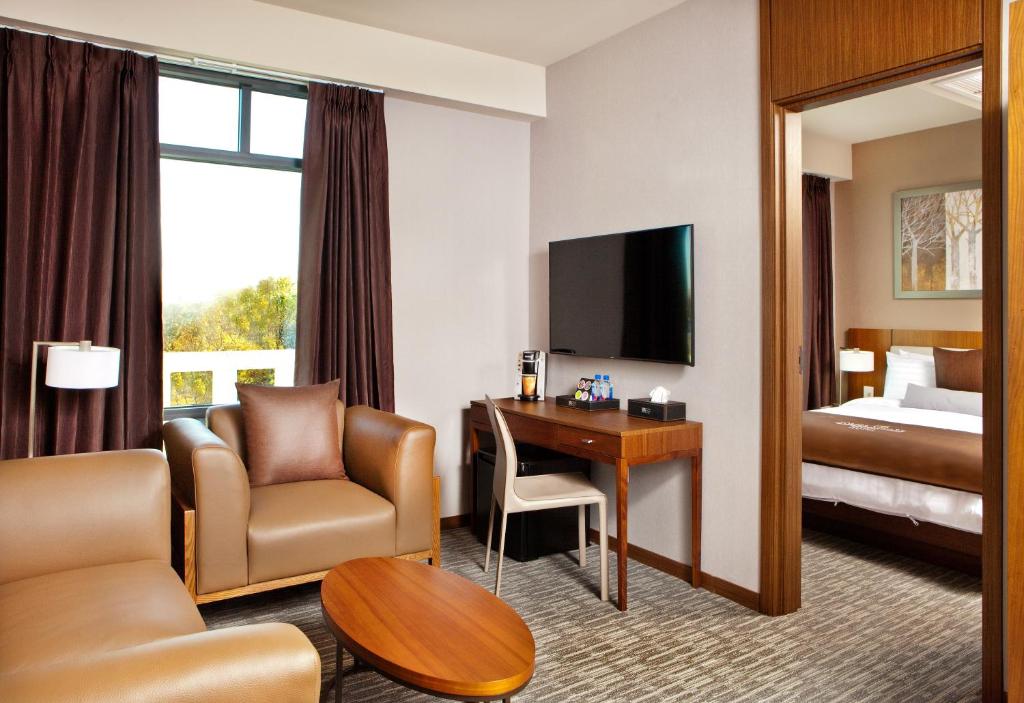 TV a/nebo společenská místnost v ubytování Porter Square Hotel
