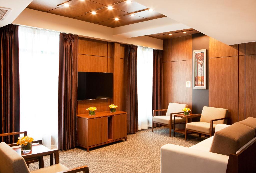 TV a/nebo společenská místnost v ubytování Porter Square Hotel