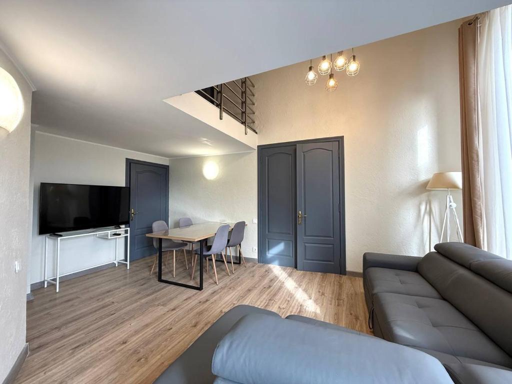 City Center 3-bedrooms Apartment фото 5