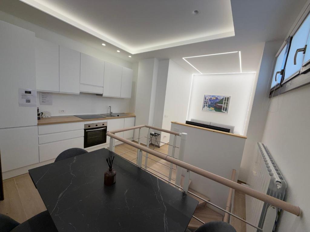 a kitchen with a black table in a room at Elegante suite con box privato e vista in Aprica