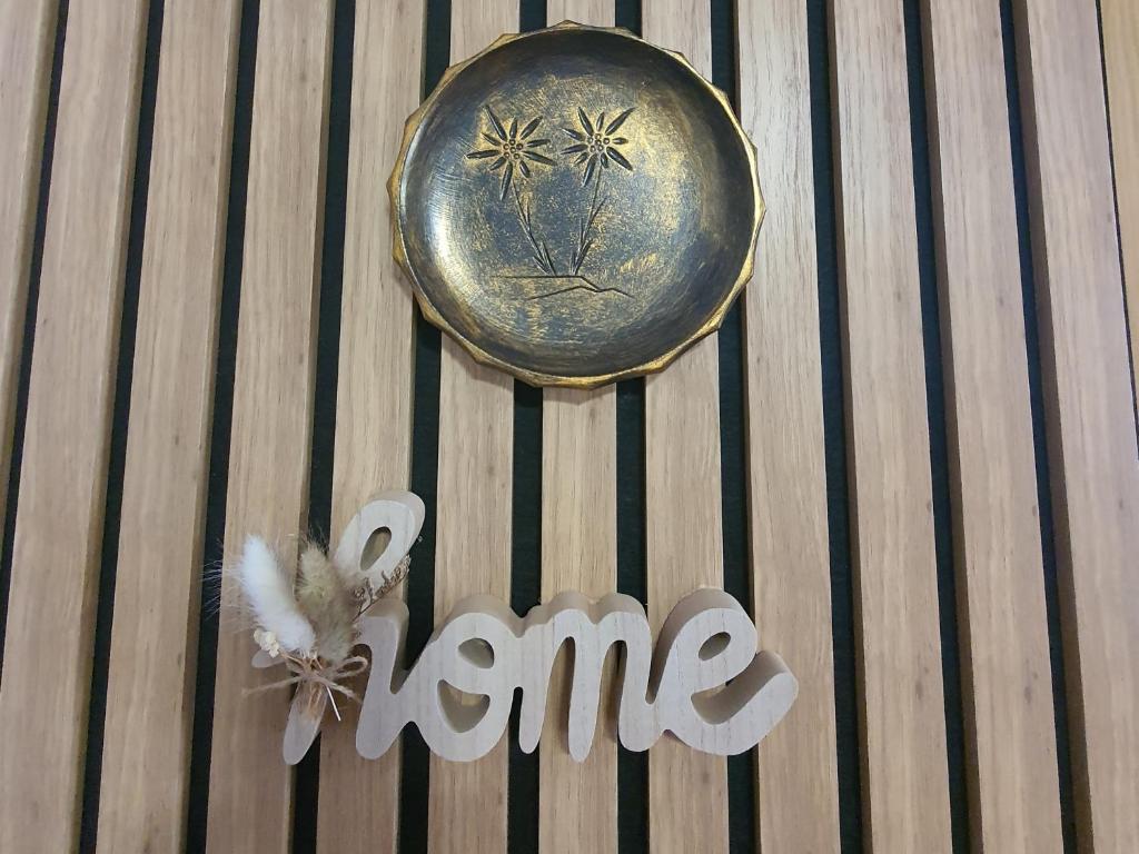 ein goldener Teller mit dem Bild einer Ananas und einer Blume in der Unterkunft RaluApart in Bicaz