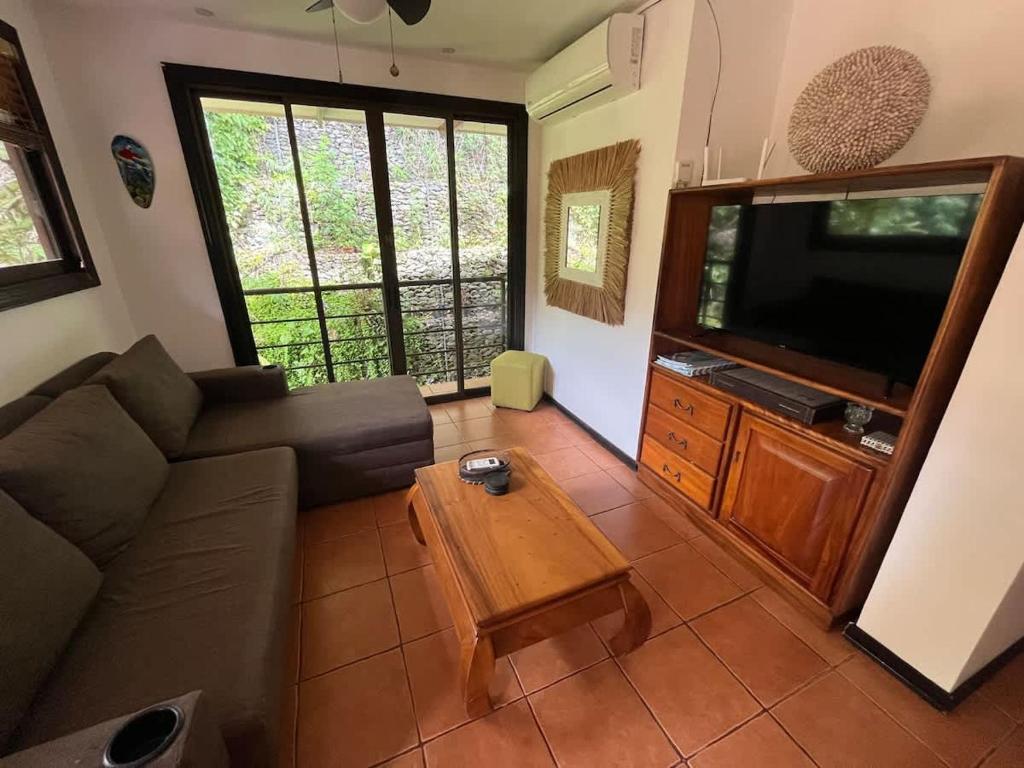 a living room with a couch and a coffee table at Condo Mono Titi in Quepos