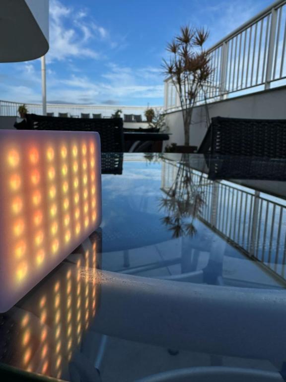 a light sitting on top of a swimming pool at Green Hotéis in Cabo Frio