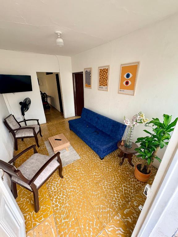 a living room with a blue couch and a table at Apartamento cerca a la Basilica Buga valle in Buga