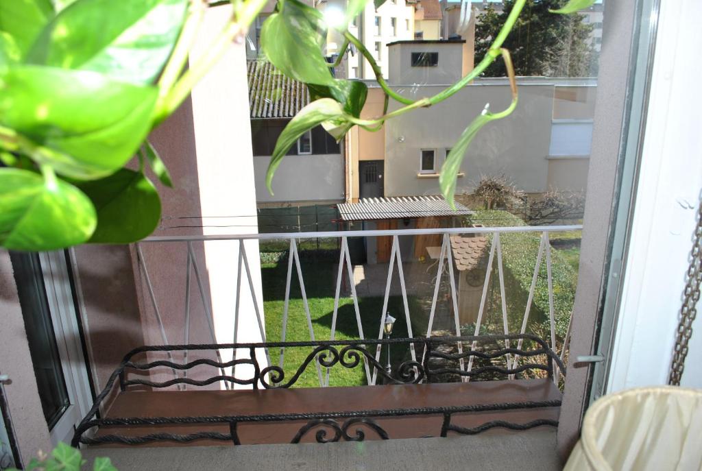 d'un balcon avec vue sur la cour. dans l'établissement Logis le 18 rose, à Strasbourg