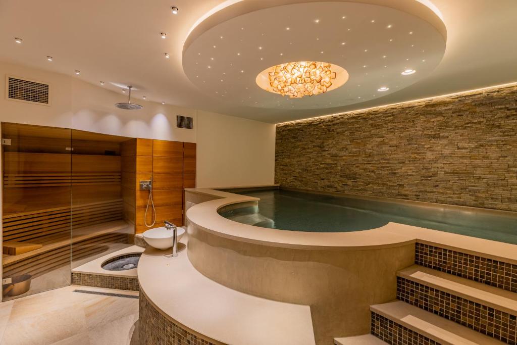 a large bathroom with a hot tub and a toilet at Binnenduyn 2 in Buren