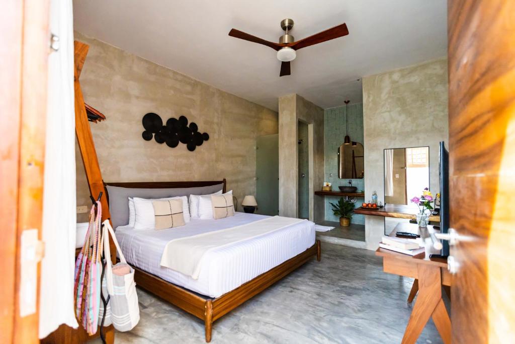 a bedroom with a bed and a ceiling fan at Hotel Siesta Holbox in Holbox Island