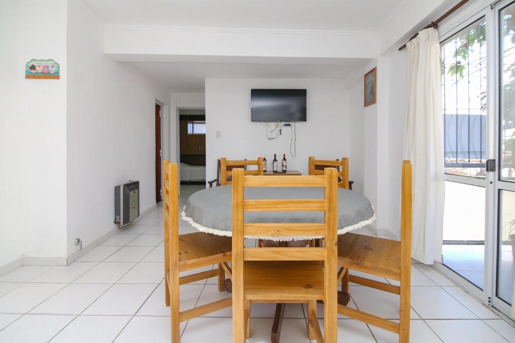 a dining room with a table and chairs at Dpto M1 con cochera centro-sur Santa Fe in Santa Fe
