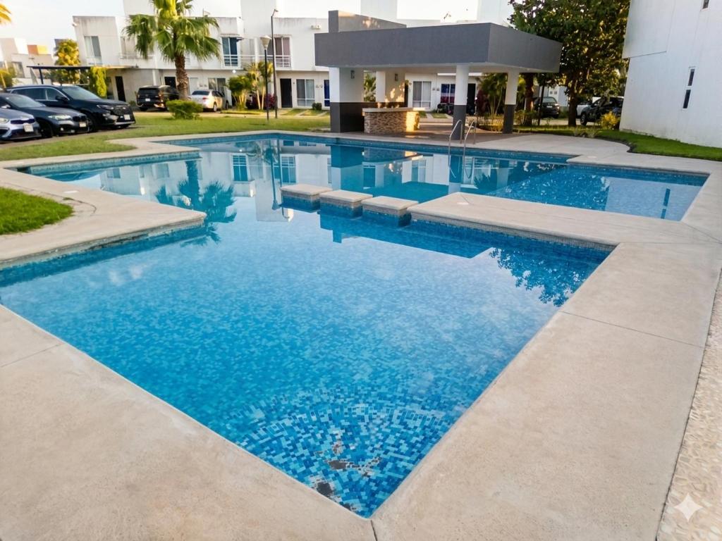 ein Swimmingpool mit blauem Wasser in einem Haus in der Unterkunft Casa Mi Chula in Veracruz