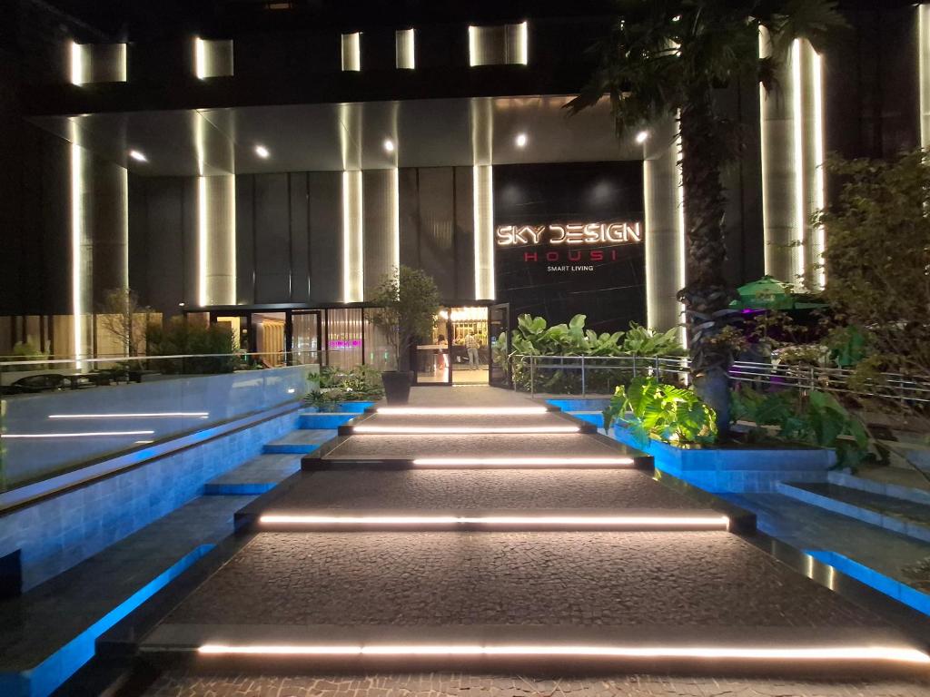 a building with blue lights on the stairs at SKY design Alphaville by Rhouses in Barueri