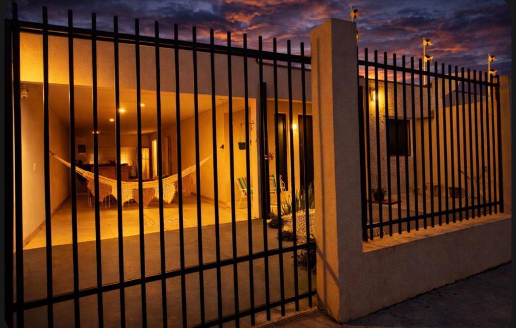 a fence in front of a building with a bedroom at Casa charmosa familiar in Chapada dos Guimarães