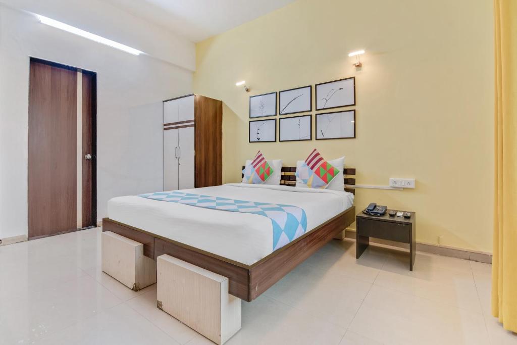 a bedroom with a large bed in a room at Super Hotel O Pioneer in Pune