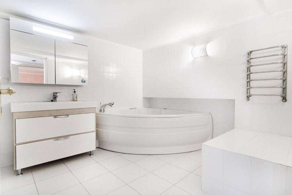 City Center 3-bedrooms Apartment фото 3