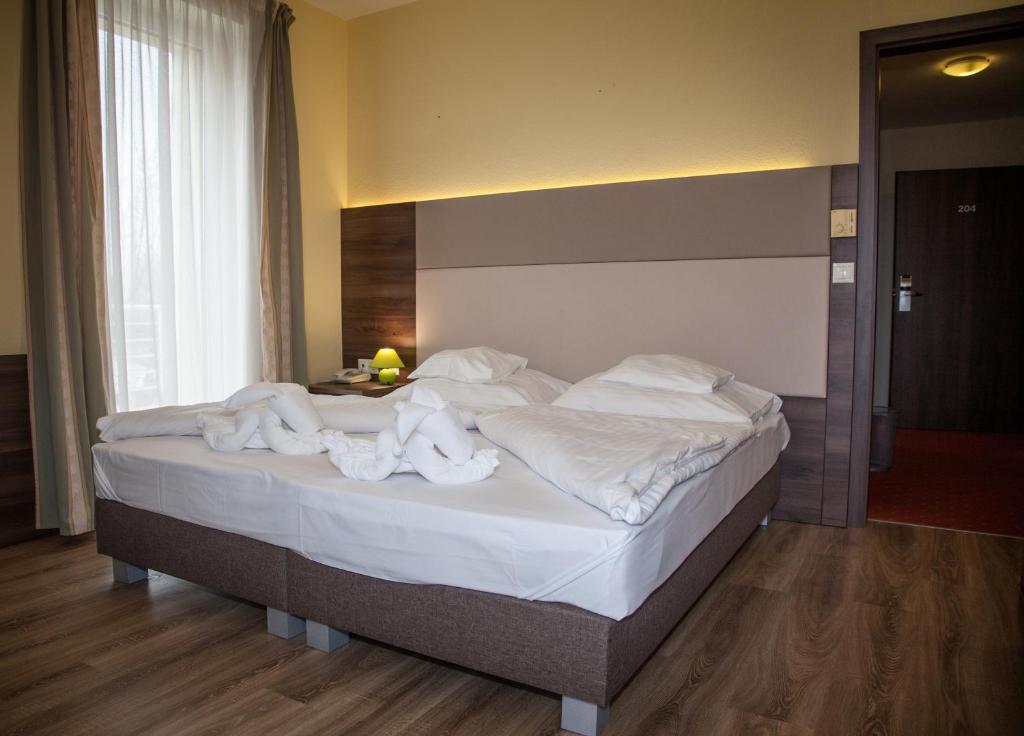 Postel nebo postele na pokoji v ubytování Jade Hotel-Ezüsthíd Hotel