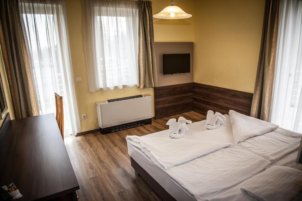 Postel nebo postele na pokoji v ubytování Jade Hotel-Ezüsthíd Hotel