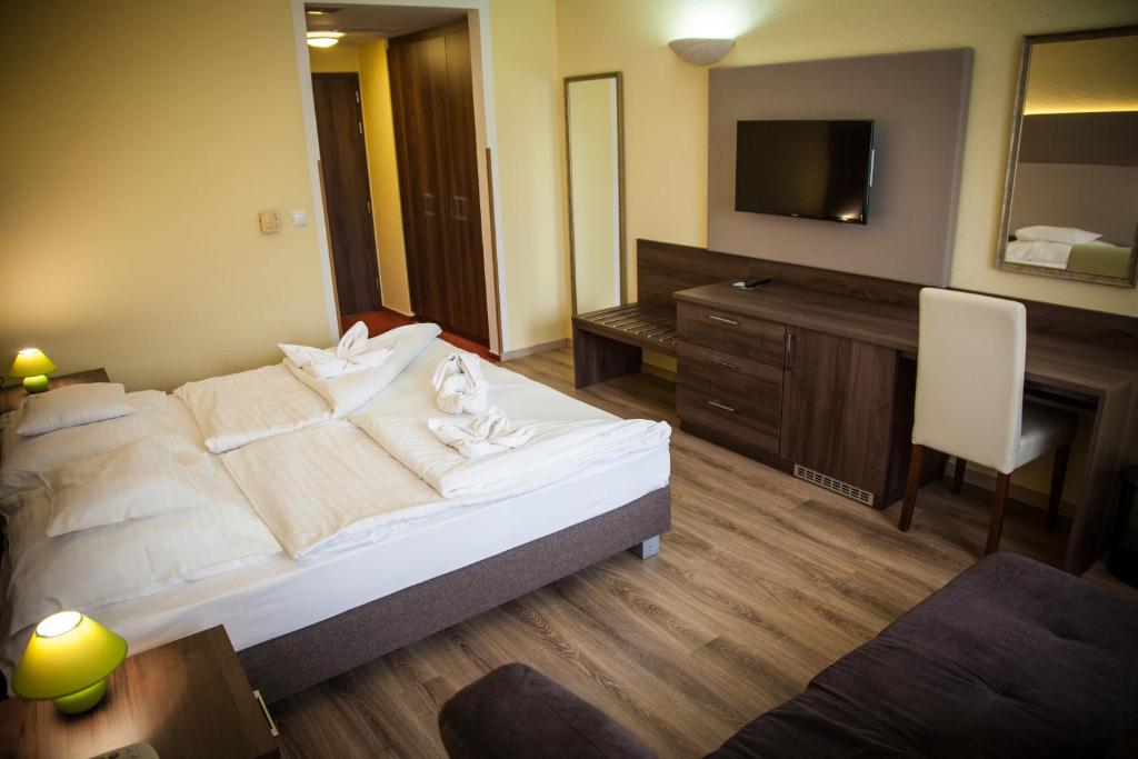 Postel nebo postele na pokoji v ubytování Jade Hotel-Ezüsthíd Hotel