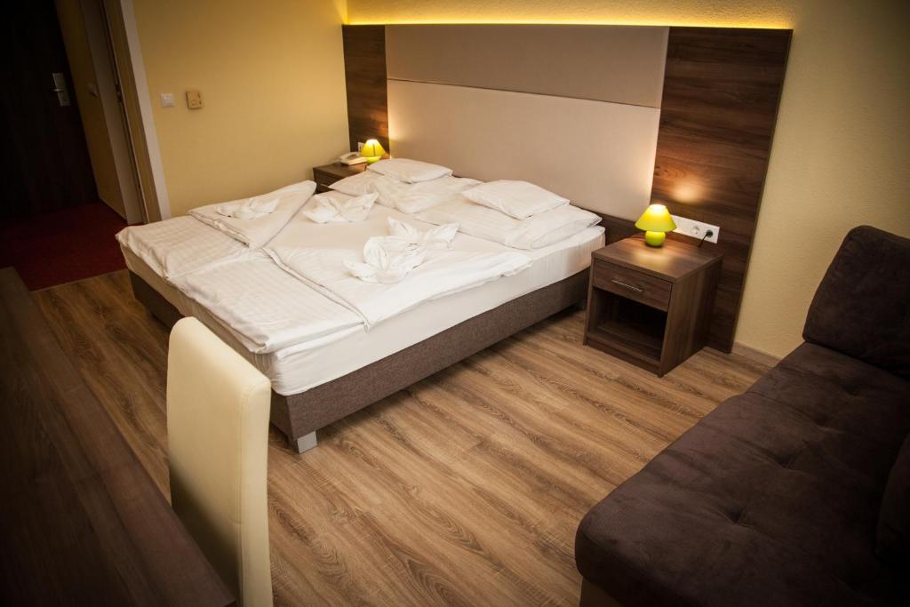 Postel nebo postele na pokoji v ubytování Jade Hotel-Ezüsthíd Hotel