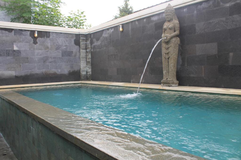 Bazén v ubytování Dewi Antara Homestay nebo v jeho okolí
