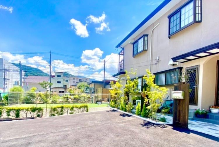 a white building with a sign in front of it at 茶々ハウス in Fujiyoshida