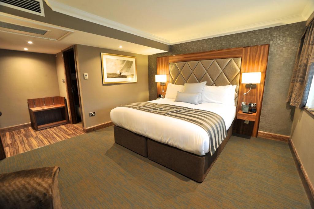 Frensham Pond Country House Hotel & Spa - 