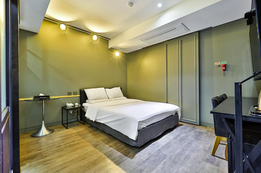 a bedroom with a white bed in a room at stay호텔 in Soyŏm-do