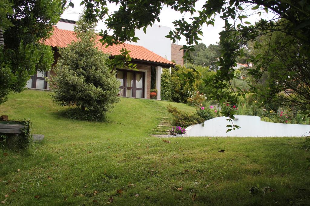 una casa en una colina con un patio en Casa de Tapadeiro, en Resende