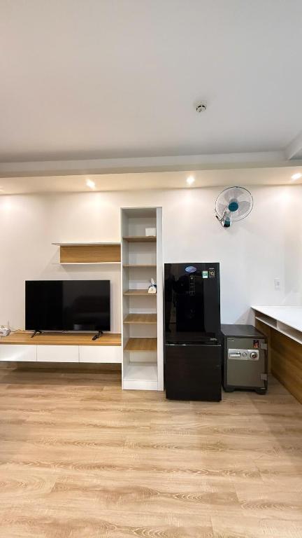 a kitchen with a black refrigerator in a room at Homestay MinhQuân86 in Kon Rung (1)