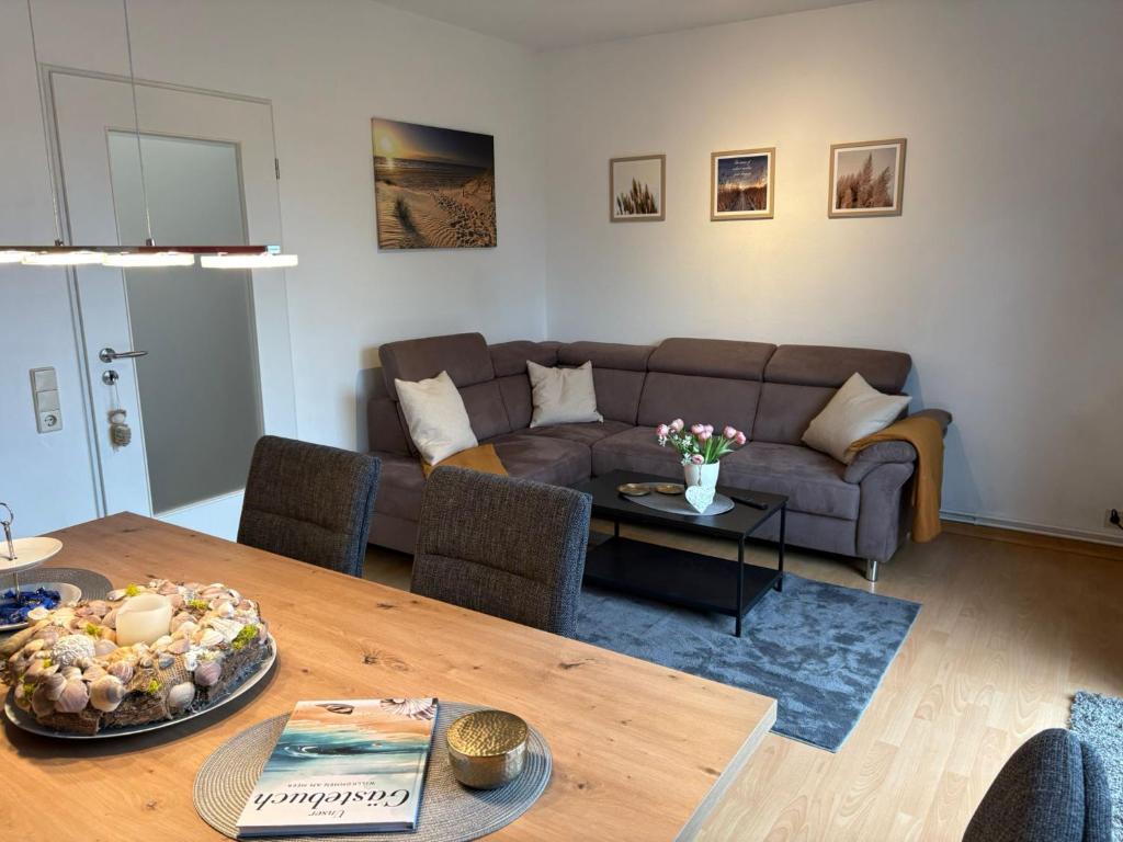 a living room with a couch and a table at Achterdeck Kajüte in Dornumersiel