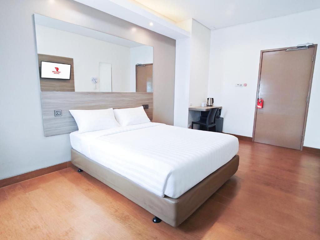 a bedroom with a large white bed in a room at Red Planet Makati Avenue Manila in Manila