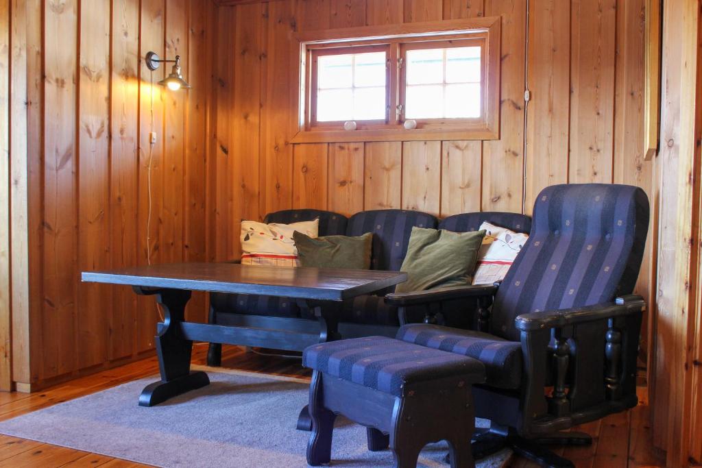 a dining room with a table and chairs and a window at Haugsynlies sjarm in Beitostøl