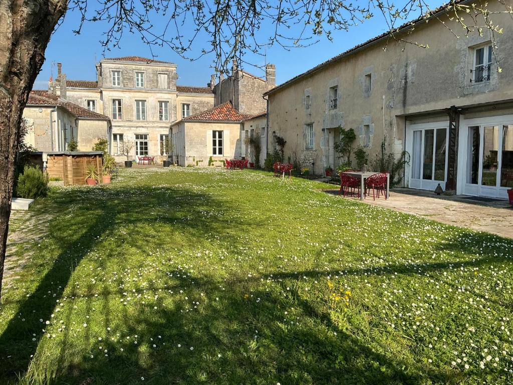 a large yard in front of a building at The Monet in Châteauneuf-sur-Charente