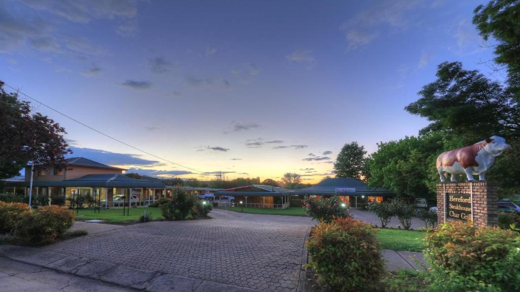 a statue of a horse on a pole in front of a building at Rest Point Motor Inn in Glen Innes