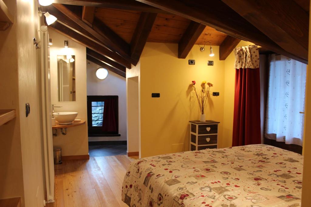 Un pat sau paturi într-o cameră la Maison Leveque