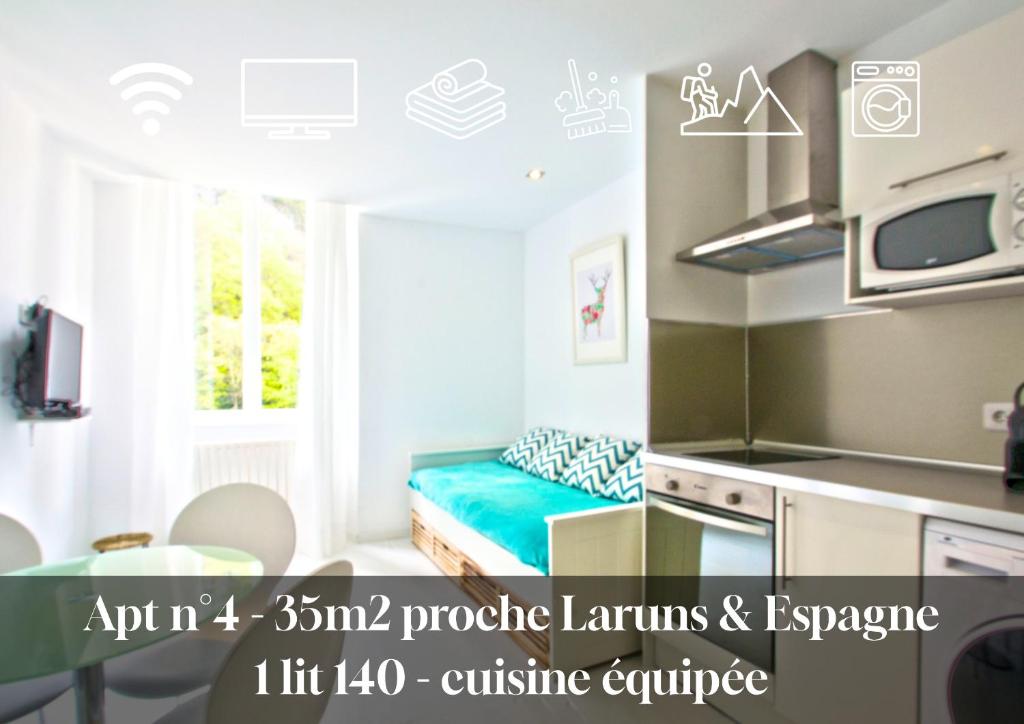 a small kitchen with a couch in a room at Apt 4 Eaux-Chaudes proche Laruns et Espagne in Laruns