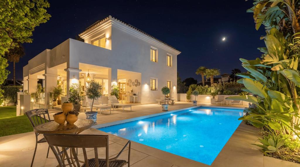 VACATION MARBELLA I Casa Regina, Walking Distance To The Beach, Private Shimmering Pool, 5Min From Puerto Banús, Alarm System, World-Class Dining