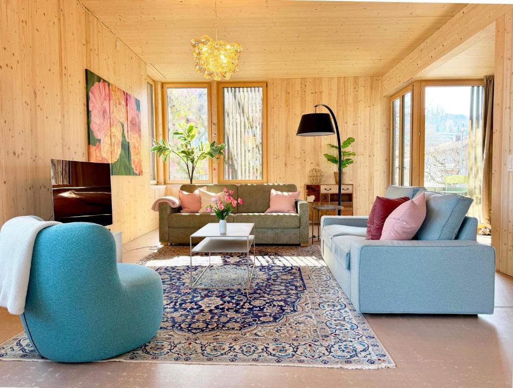 KönizにあるStadtloft Vianne mit Terrasseの青い椅子2脚とソファのあるリビングルーム