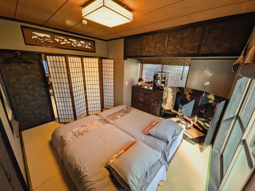 an overhead view of a bedroom with a bed at 忍 Shinobi House in Yokohama