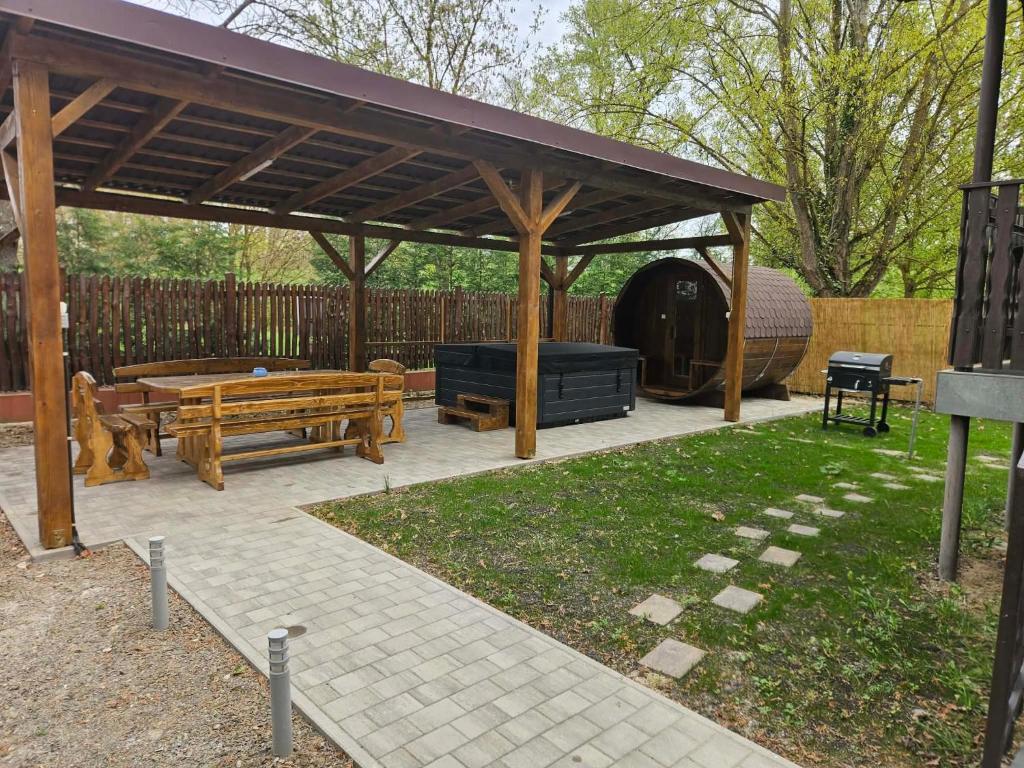 a pavilion with a picnic table and a grill at Dream vendégház in Vásárosnamény
