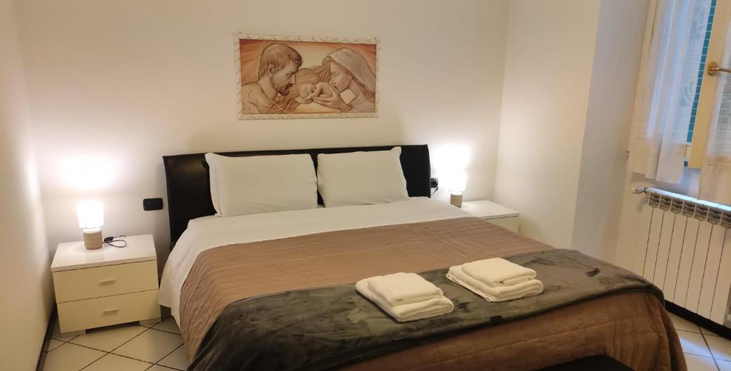a bedroom with a bed with two towels on it at casa raffa megaride's dépendance in Como