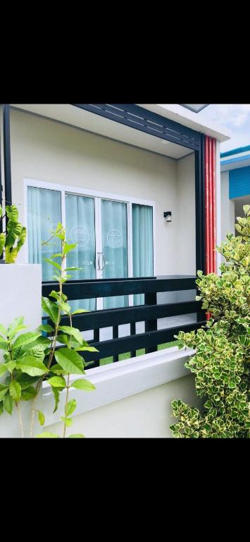 Blick auf einen Balkon eines Hauses in der Unterkunft Im-Un in Ban To La Nua