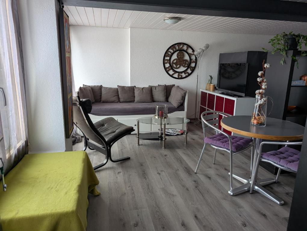 a living room with a couch and a table at Magnifique studio de plain-pied in La Chaux-de-Fonds