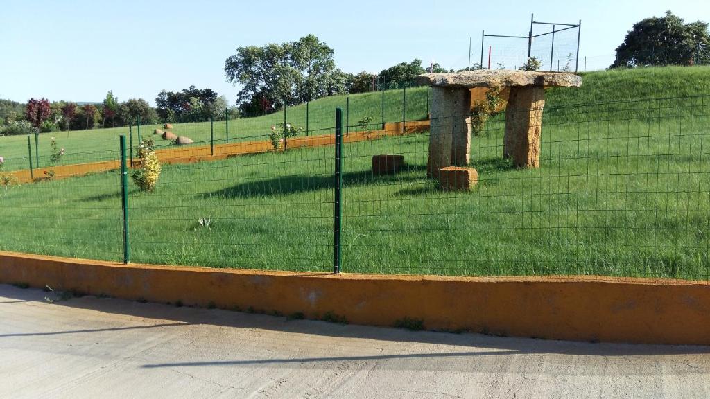 モンサントにあるQuinta da Minaの草原前の柵