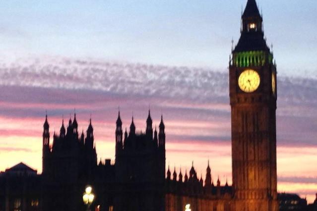 une tour de l'horloge et un grand ben à Londres au coucher du soleil dans l'établissement Sabellis House - Moments from the Big Ben, à Londres