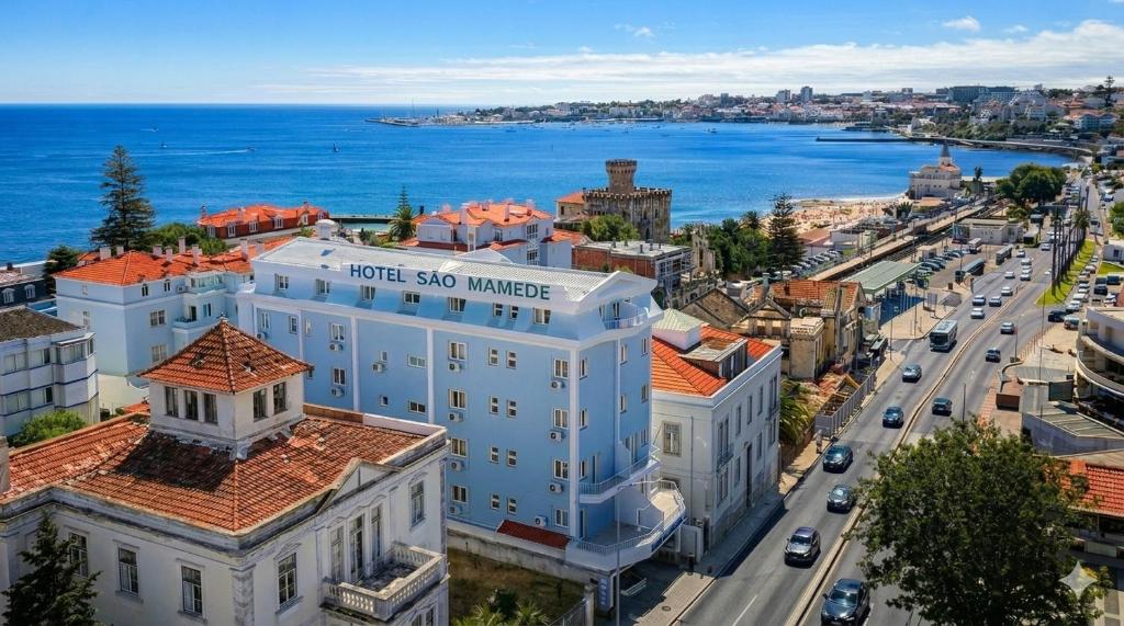 Luftaufnahme einer Stadt mit dem Meer in der Unterkunft Hotel São Mamede Estoril in Estoril