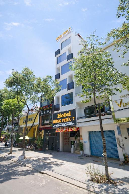 a building with a hotel and a sign on it at Hồng Phúc 7 Hotel in Danang
