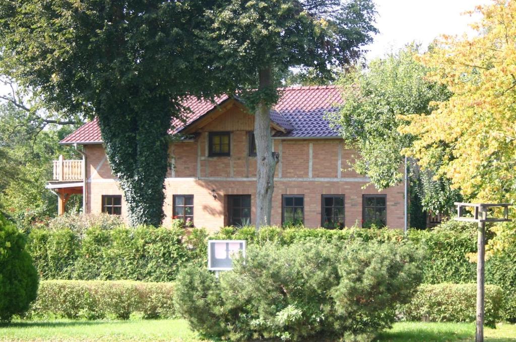 a house with a tree in front of it at Ferienwohnung an der südlichen Boddenküste in Bartelshagen