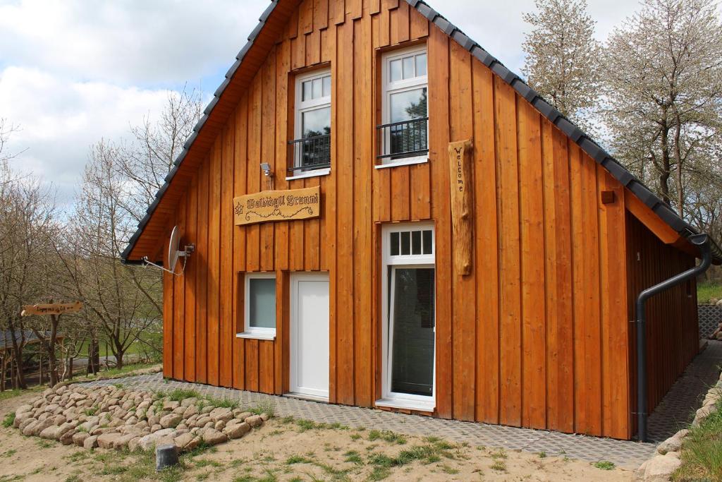 una grande casa di legno con porte e finestre bianche di Waldidyll Brunni a Marlow