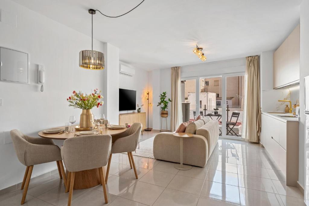 NEW In city center, next to the beach With pool and garage