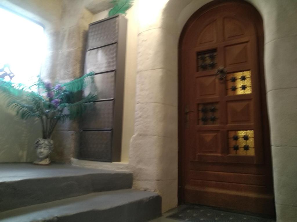 a door in a building with a vase on the stairs at Appartement 48 m2 in Villeneuve-lès-Béziers