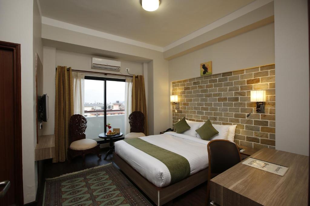 Postel nebo postele na pokoji v ubytování Hotel Arts Kathmandu